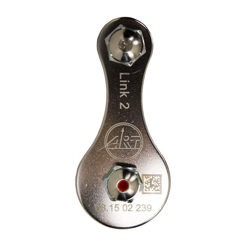 Link 2, pièce en métal argenté avec deux vis et logo gravé sur fond blanc