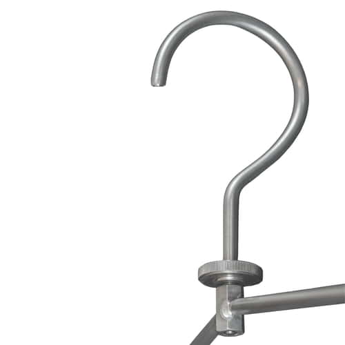 Gros plan sur le crochet en métal argenté du cintre Toolprotect Pro avec bouchon à vis