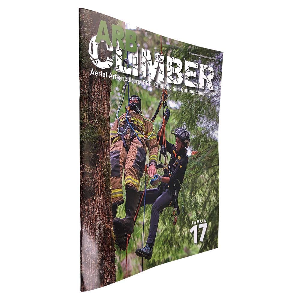 Le magazine Arb Climber n° 17 avec une photo de deux personnes en tenue d’escalade sur un arbre, prise légèrement de côté, intitulée « ARB CLIMBER » en haut de la couverture