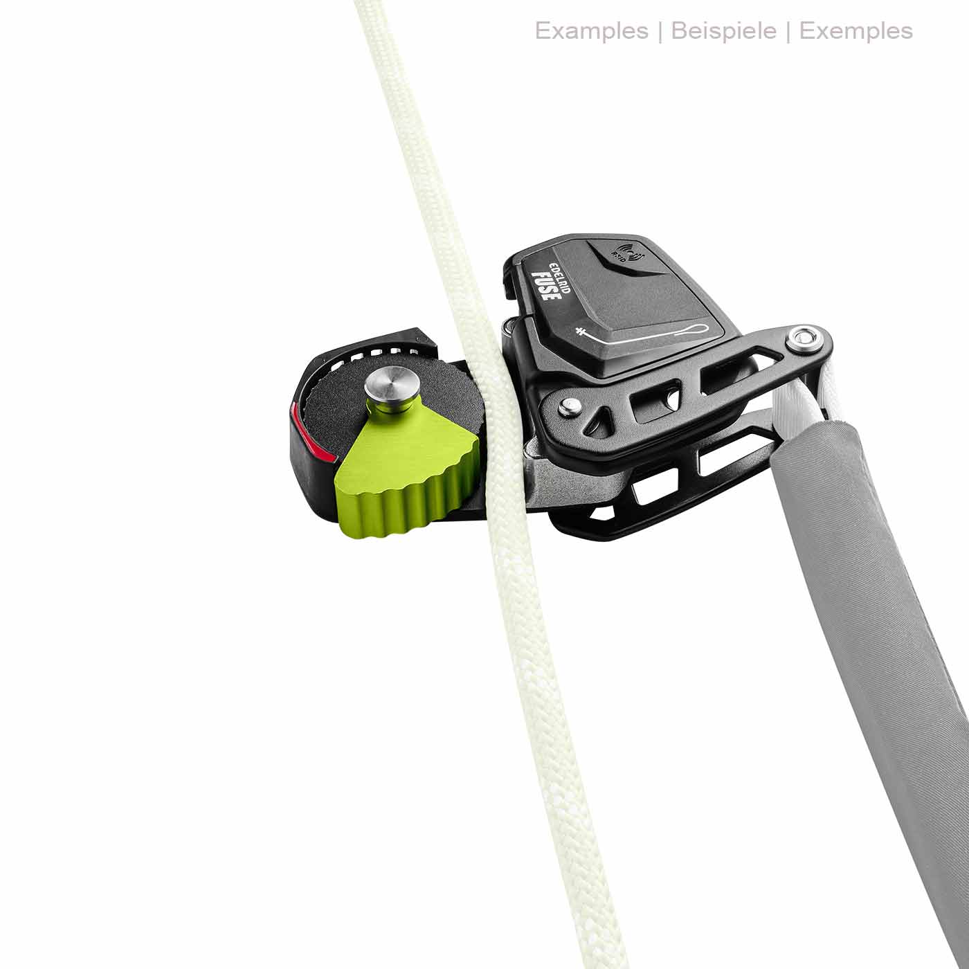 Fusible Edelrid en noir avec levier vert à travers lequel passe une corde blanche, avec protège-corde gris sur fond blanc