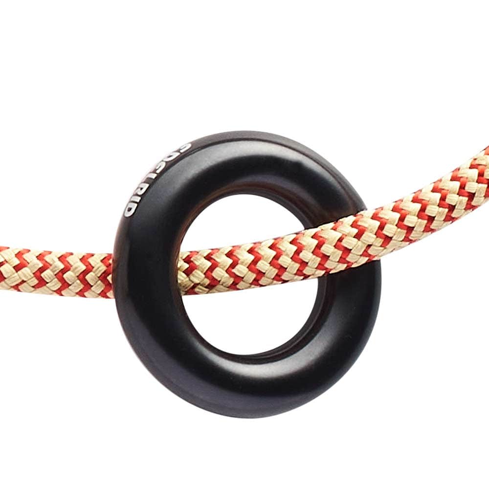 Gros plan de l’anneau noir avec l’inscription blanche « EDELRID » sur l’anneau Tibor Loop