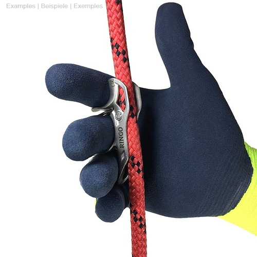 Main avec gant bleu et jaune tenant une corde rouge avec une partie en métal argenté avec l’inscription « RINGO »