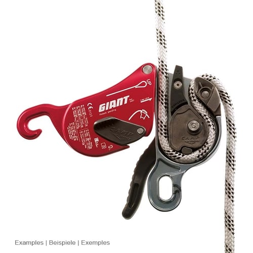 Deux équipements d’escalade géants de CAMP, l’un en rouge et l’autre en gris avec levier noir, l’appareil gris a une corde enfilée blanche et noire