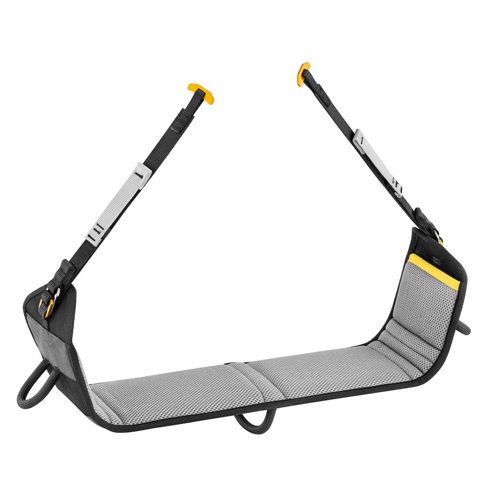 Podium de Petzl, un siège rembourré gris avec sangles et boucles noires et jaunes