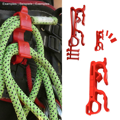 Clip en plastique rouge attaché à une corde verte suspendue à du matériel d’escalade noir et rouge