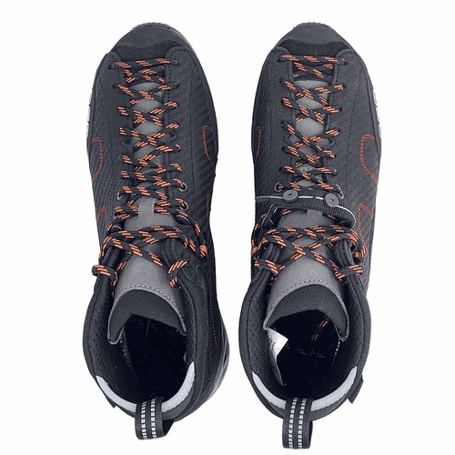 Chaussures néo noires avec lacets orange et noir et talons gris vus d’en haut