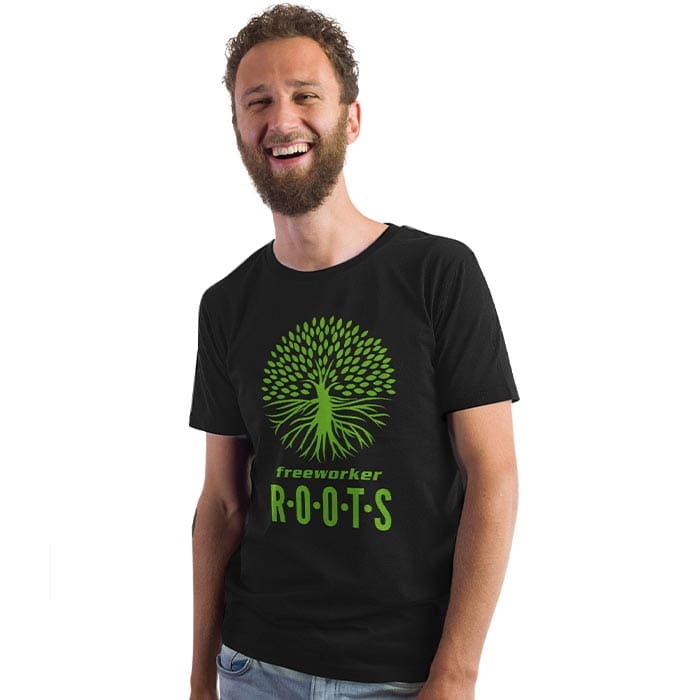 Homme avec une barbe portant un t-shirt noir avec un arbre vert et un motif de racine et l’inscription « freeworker ROOTS » sur le devant, nom du produit Roots Pure Men