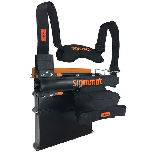 ArboTag Magazine Plus by signmat, magazine noir avec détails orange, deux sangles de transport noires avec rembourrage et logo signmat, vue latérale