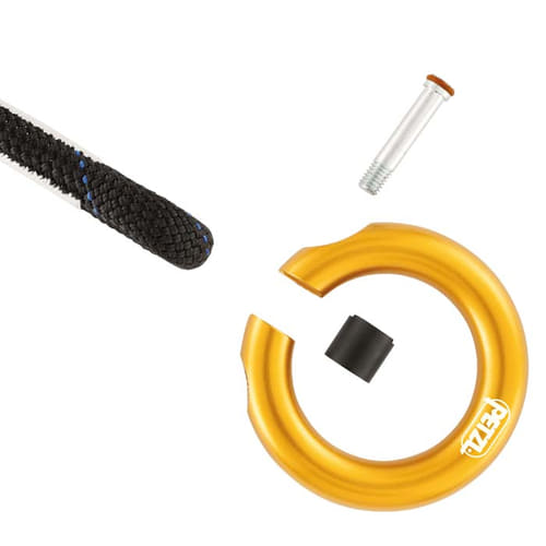 Petzl Ring Open, anneau ouvert doré avec fermoir noir, vis et pièce en caoutchouc noir à côté d’une extrémité de corde noire