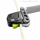 Fusible Edelrid en noir avec levier vert à travers lequel passe une corde blanche, sur fond blanc