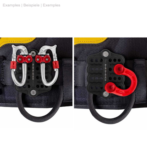 DMM Parking Lot, plaque noire avec plusieurs trous ronds, attachée à une sangle avec deux mousquetons argentés avec fermoirs rouges sur le côté gauche et un crochet rouge sur le côté droit