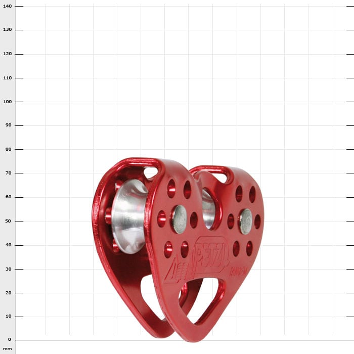 Poulie rouge du fabricant Petzl appelée Tandem, en métal avec plusieurs trous et deux rouleaux placés côte à côte