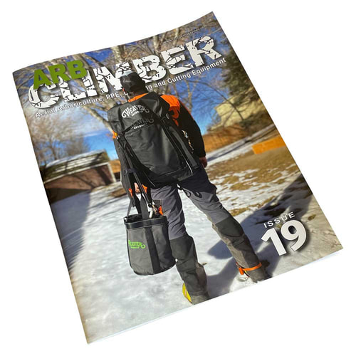 Le magazine Arb Climber n° 19 est légèrement incliné, montre la même personne avec un sac à dos noir et un sac à outils dans la neige, titre « ARB CLIMBER » et numéro 19 visibles