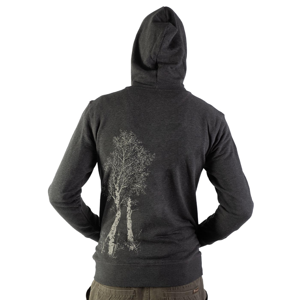 Sweat à capuche Zipp gris foncé à l’arrière avec capuche, sur le côté gauche un imprimé bouleau blanc, porté par un homme avec les mains sur les hanches