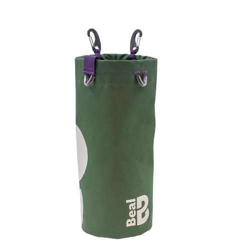 Seau à outils L de Beal, vert avec logo Beal blanc, cylindrique avec deux mousquetons noirs et boucles violettes en haut
