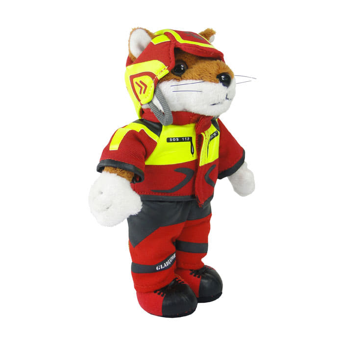 La peluche Wiffzack, un animal à la fourrure blanche et brune, porte une veste rouge et jaune, un pantalon rouge et un casque rouge avec des détails jaunes
