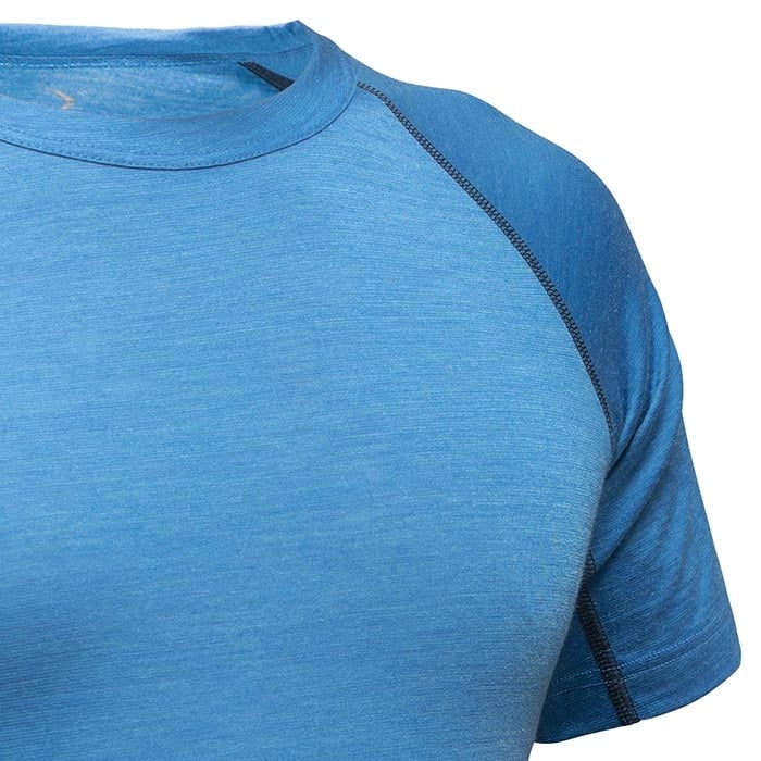 Gros plan de la chemise en Tencel mérinos bleu avec coutures visibles sur les manches et le col ras du cou