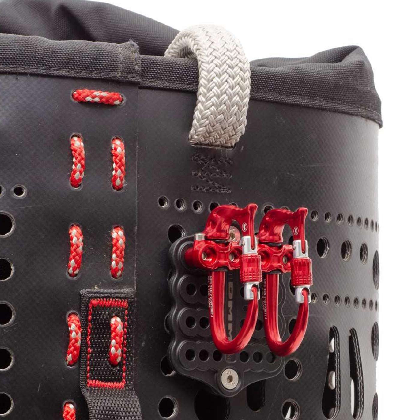 Micro Vault de DMM, deux mousquetons rouges avec capuchon à vis fixés à un support noir avec coutures rouges