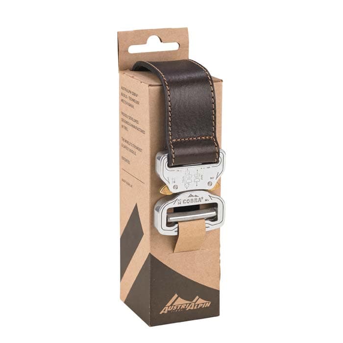 Ceinture en cuir Cobra 38 d’AustriAlpin dans un emballage marron avec fermoir en métal