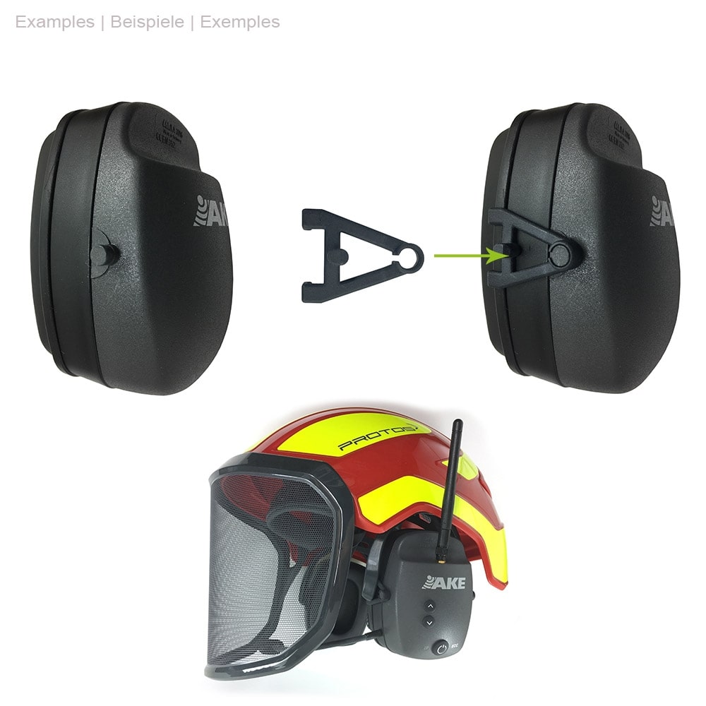 Adaptateur ECC / PROTOS® en plastique noir entre deux casques antibruit AKE noirs et un casque PROTOS® rouge à rayures jaunes, l’adaptateur est fixé à un casque antibruit