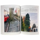 Livre ouvert Obligation de sécurité routière pour les arbres avec photographies d’arbres sur les trottoirs et texte aux pages 84 et 85