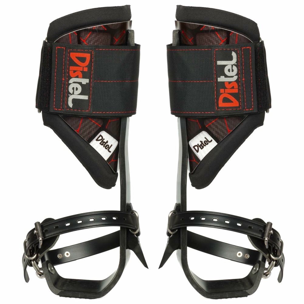 Distel Carbon 3.1 Classic de Distel, paire de rails en carbone noir avec surpiqûres rouges et grandes sangles velcro avec logo Distel, sangles de pied avec boucles