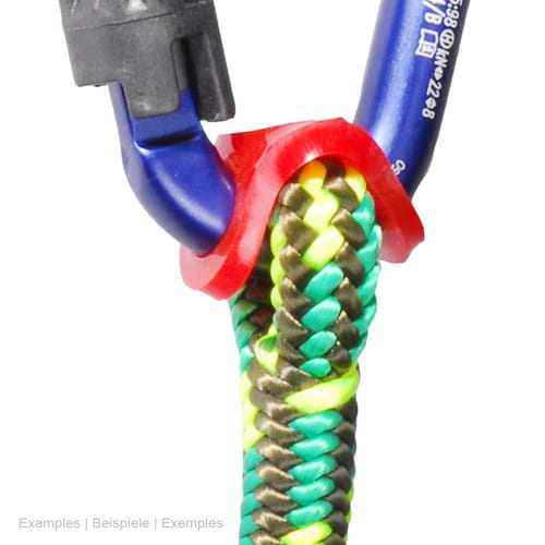 Pièce en plastique rouge pincée tenant une pièce métallique bleue et une corde tressée multicolore, des impressions blanches sont également visibles sur la partie métallique bleue