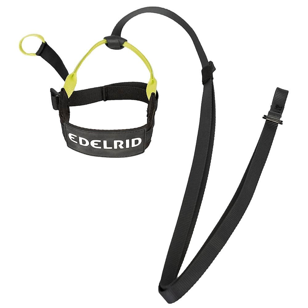 Prostep II d’Edelrid, un ensemble de via ferrata noir et jaune avec harnais et boucles, couché avec le logo Edelrid visible