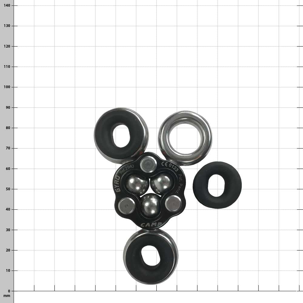 Gyro 3, fabricant CAMP, composant en métal noir et argent avec trois ouvertures en forme d’anneau, dont une détachée, sur fond à carreaux