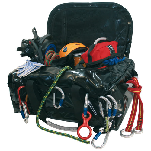 Sac multi-usage en noir ouvert avec divers équipements d’escalade tels que des mousquetons, un casque et des cordes à l’intérieur