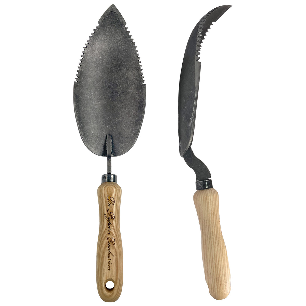 Pelle de jardin Root Ranger avec lame en métal dentelée et manche en bois avec lettrage exclusif De Hyppee, vue de face et de côté