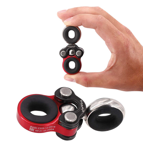 Gyro 1 de CAMP, une main tient une petite pièce métallique rouge et noire avec des anneaux argentés, en dessous se trouve une pièce similaire plus grande