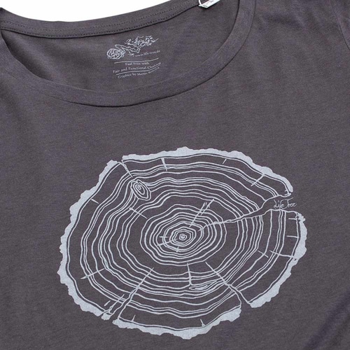 Gros plan d’un T-shirt gris Treeslice Women avec un motif de tronc d’arbre blanc sur le devant et un col ras du cou visible
