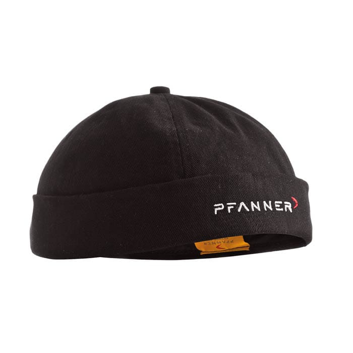 Meta Cap de Pfanner, casquette noire avec bord enroulé et inscription blanche « PFANNER » sur le devant.