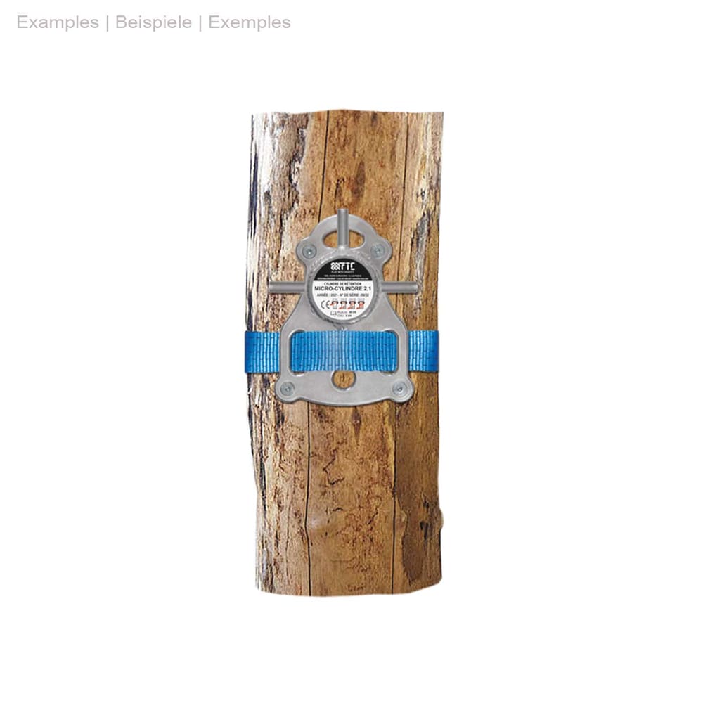 Micro Cylindre 2.1 de FTC TREE, monté sur un tronc d’arbre avec sangle bleue