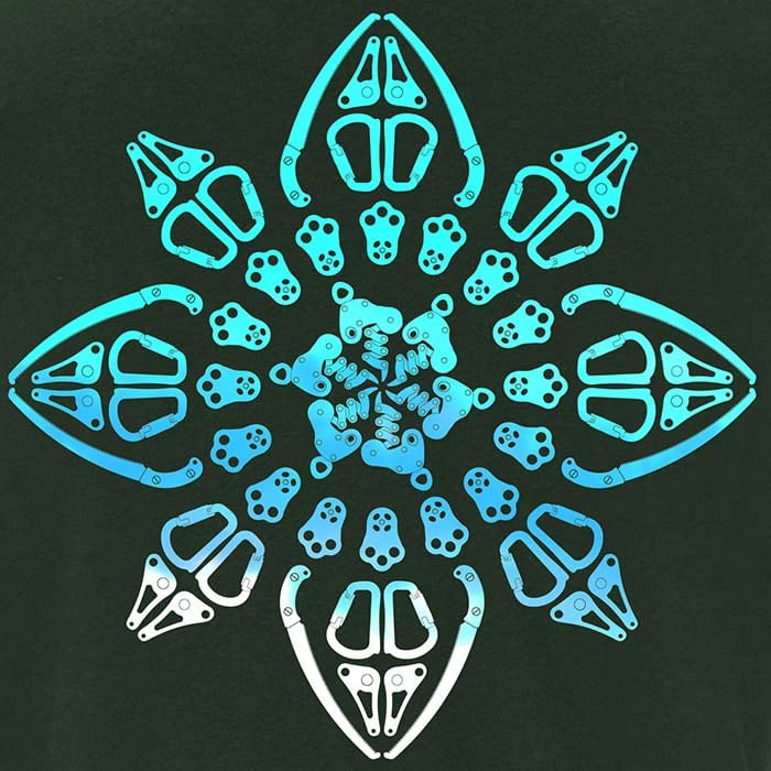 Gros plan d’un motif symétrique bleu sur tissu vert foncé d’un t-shirt Symmetree