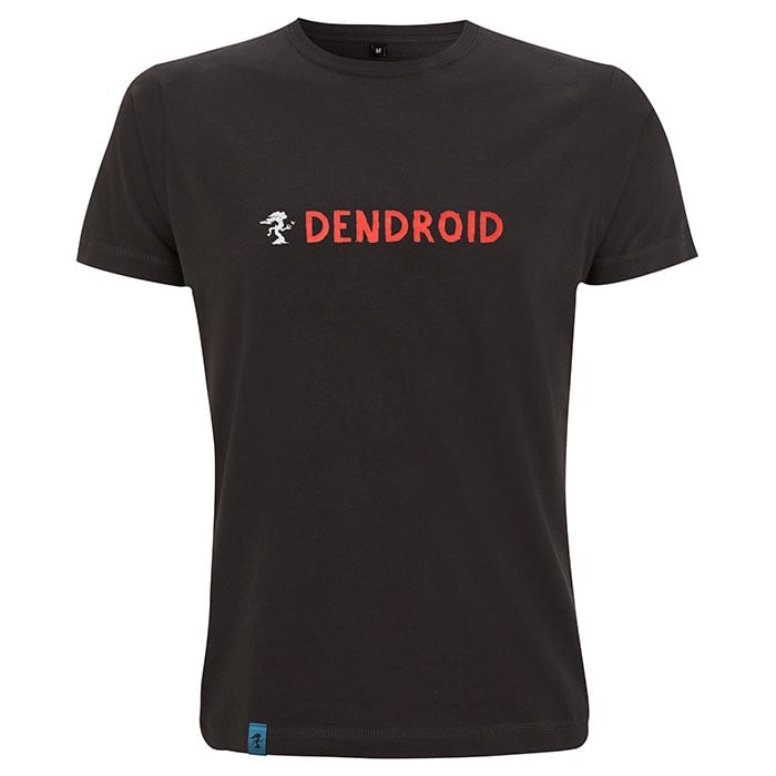 T-shirt Dream Day de DENDROID en noir avec un grand motif rond dans le dos, qui montre un paysage avec des arbres, des montagnes, une lune, un hélicoptère et une personne avec un casque