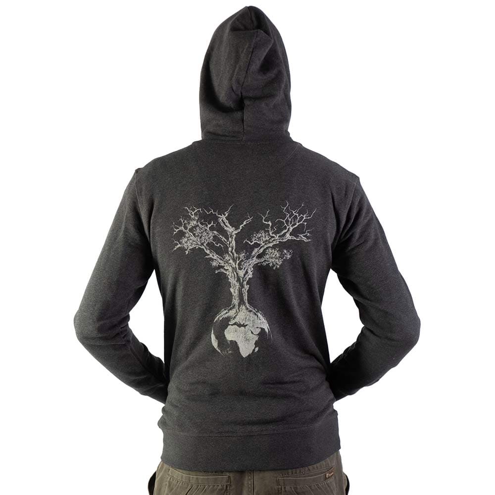 Sweat à capuche arbre du monde, vue de dos d’un homme, pull à capuche gris foncé avec grand arbre blanc et imprimé terre dans le dos