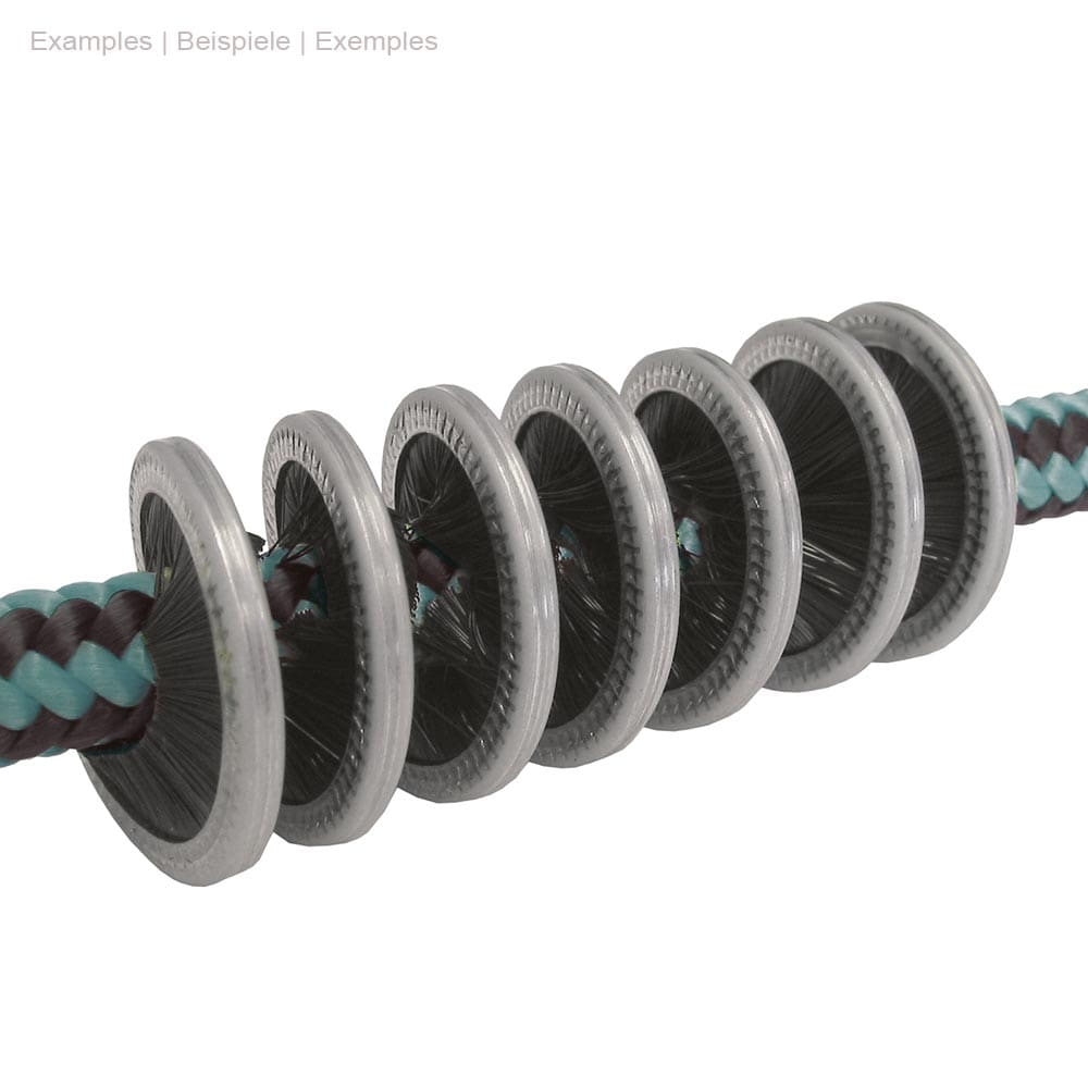 Rope Brush, des brosses rondes grises à poils noirs disposées autour d’une corde tressée bleue et noire