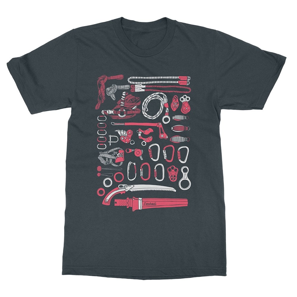 T-shirt Daily Carry en gris foncé avec diverses illustrations d’équipement d’escalade en rouge et blanc sur le devant