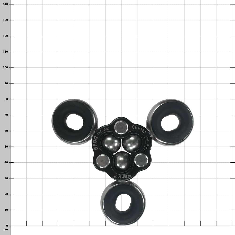 Gyro 3, fabricant CAMP, composant métallique rond noir et argenté avec trois ouvertures en forme d’anneau et des roulements à billes visibles au centre sur un fond à carreaux