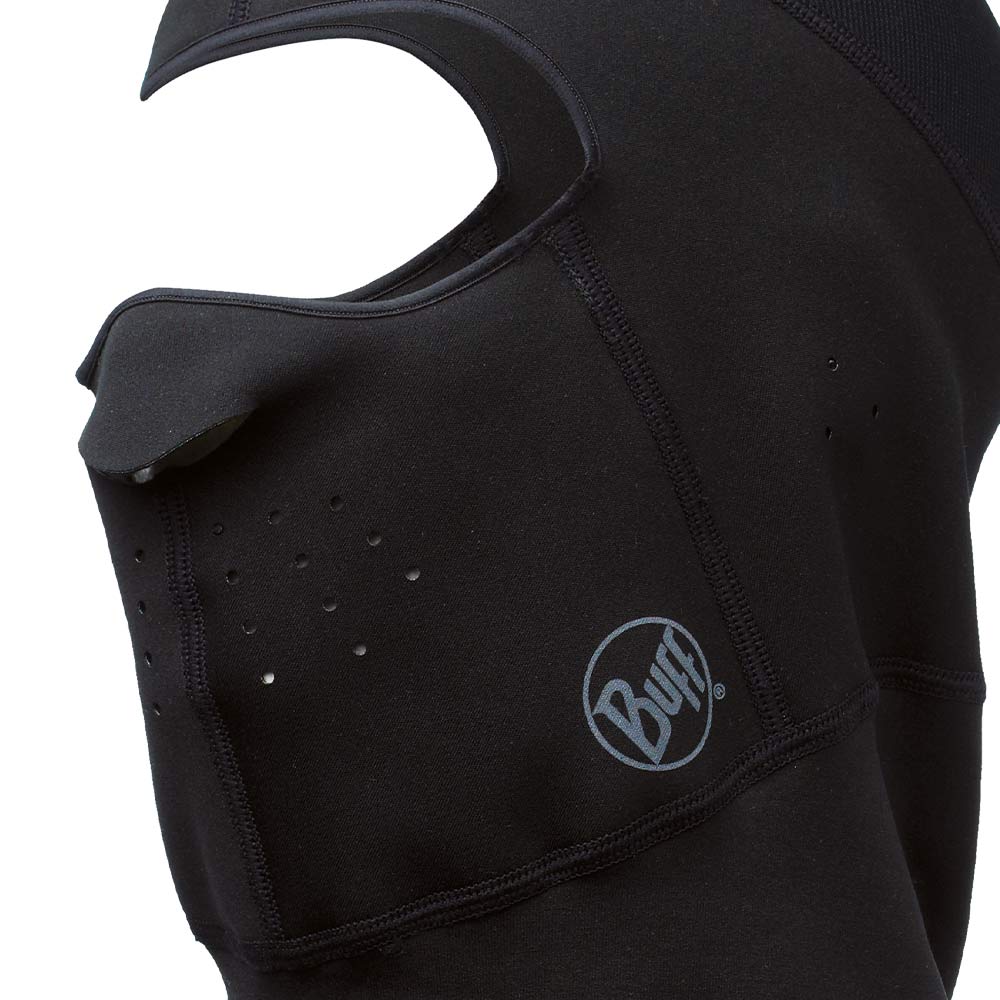 Gros plan de la cagoule Cross Tech de Buff, masque noir avec de petits trous de ventilation et logo visible