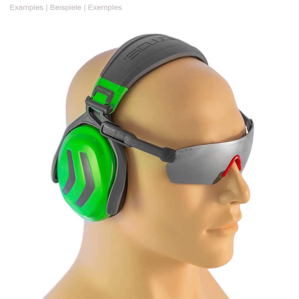 Casque PROTOS vert et gris porté sur un modèle à tête, associé à des lunettes de sécurité grises® avec pont nasal rouge