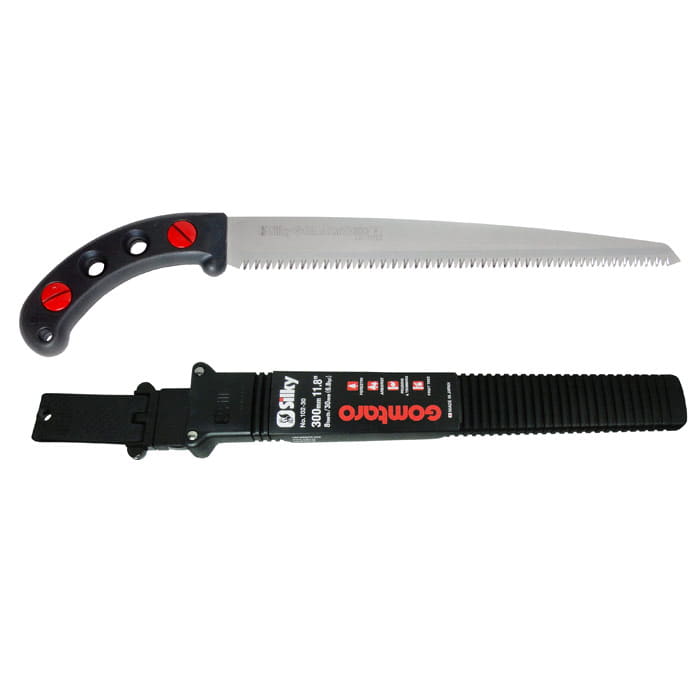 Scie Gomtaro 300-8 avec poignée noire, vis rouges et lame dentelée, plus une gaine en plastique noir avec inscription rouge Gomtaro et marque blanche Silky