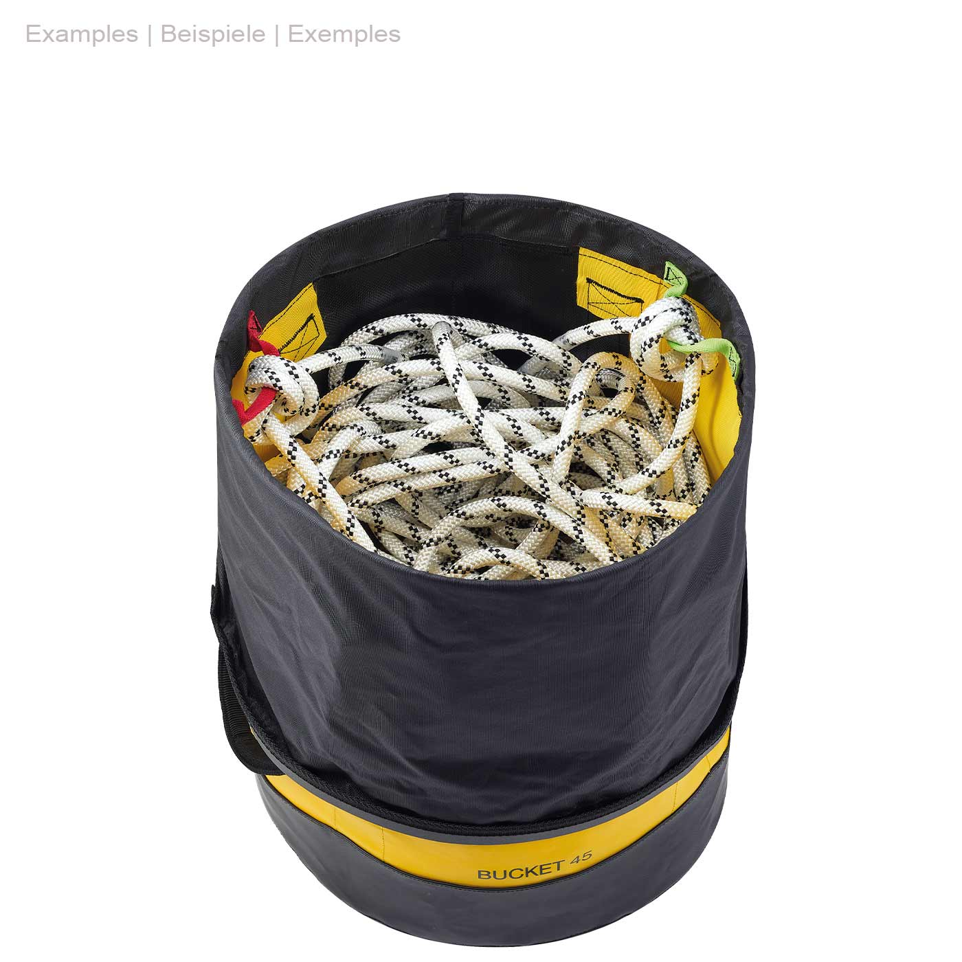 Seau rond Petzl Bucket 45 jaune et noir avec fermeture à cordon noir ouvert sur le dessus, rempli d’une corde d’escalade blanche à pois noirs