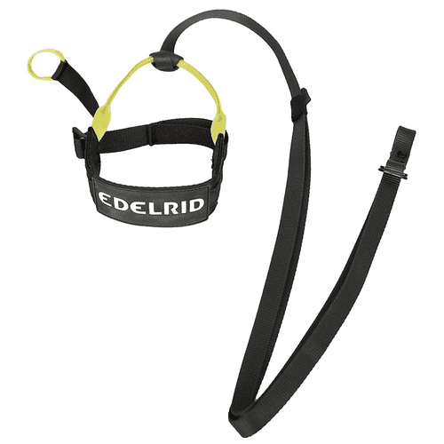 Prostep II d’Edelrid, un ensemble de via ferrata noir et jaune avec harnais et boucles, couché avec le logo Edelrid visible