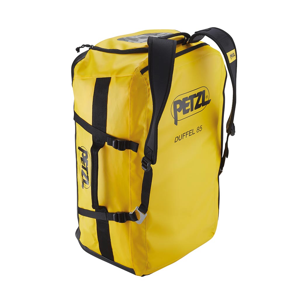 Sac PETZL Duffel 85 jaune avec bretelles et poignées noires, lettrage PETZL et boucles sur le côté