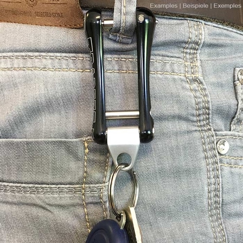 Oeil trapézoïdal en métal gravé avec ART, attaché à un trapèze en plastique noir suspendu à une ceinture avec porte-clés et clés