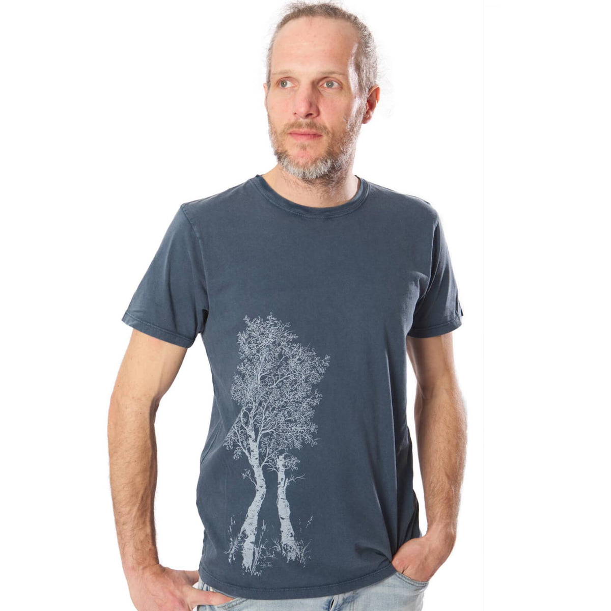 Homme portant un t-shirt bleu foncé en bouleau avec un motif d’arbre blanc sur le devant gauche