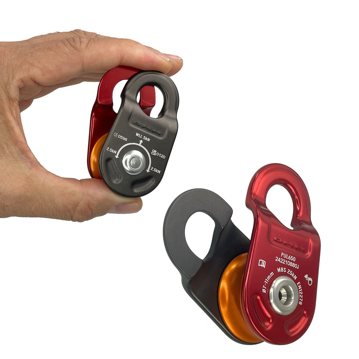 La main tient une roue avec un boîtier rouge et noir et un rouleau orange, à côté se trouve une autre poulie du même type, le nom du fabricant n’est pas visible
